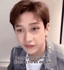 a close up of a person 's face with the words bangchan cuando dicen q no es de pau .