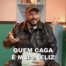 a man in a leather jacket is holding a stack of money and says quem caga e mais feliz