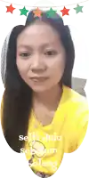 a woman taking a selfie with the words " selfie dulu sebelum solang "
