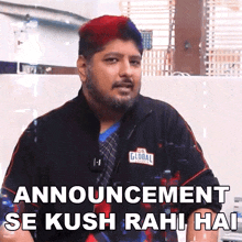 a man wearing a jacket that says global on it says announcement se kush rahi hai