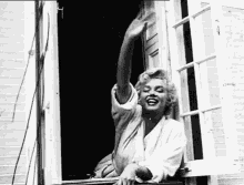 Marilyn Monroe Waving GIF - Marilyn Monroe Waving Wave GIFs