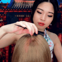 Brushing Hair Tingting Asmr GIF - Brushing Hair Tingting Asmr Royal Chinese Hairstyling GIFs