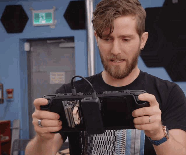 Linus How Pros Play Fps Games GIF - Linus How Pros Play Fps Games