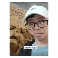 a man wearing glasses and a white hat has a caption that says carai mo dogao