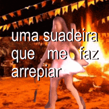 a woman dancing in front of a fire with the words uma suadeira que me faz arrepiar