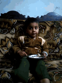 Eating Baby Boy GIF - Eating Baby Boy Ubaidullah GIFs