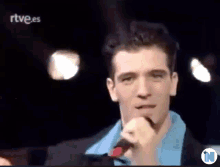 a man singing into a microphone with rtve.es on the bottom right