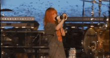 Hayley With Megaphone Hayley Williams With Megaphone GIF - Hayley With Megaphone Hayley Williams With Megaphone Paramore GIFs