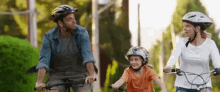 Familia Andando En Bicicleta GIF - Hombre Al Agua Paseo Familia GIFs
