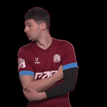 a man wearing a maroon jersey with the word par on it