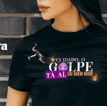 a woman wearing a black t-shirt that says cuidado o golpe ta ai cai quem quer