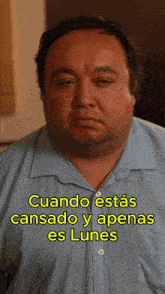 a man wearing a blue shirt with the words cuando estas cansado y apenas es lunes