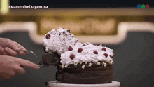 marquise de chocolate masterchef argentina programa 5 sirviendo torta hora de comer