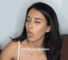 How She Actually Kisses Kisses GIF - How She Actually Kisses Kisses Funny Face GIFs