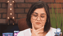 ajustando o oculos tati martins power couple brasil web tv brasileira ouvindo