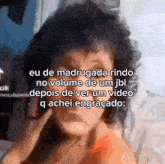 a close up of a woman 's face with the words eu de madrugada rindo