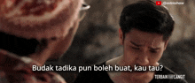 a man talking to another man with the words " budak tadika pun boleh buat kau tau " below him