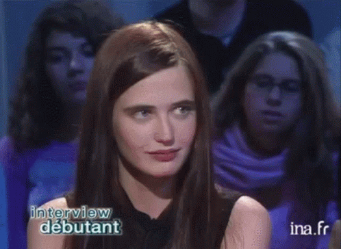 a woman is smiling in front of a crowd and the words interview debutant are on the bottom