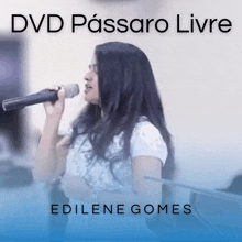 a woman singing into a microphone with the name edilene gomes on the bottom