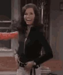 Mary Tyler Moore GIF - Mary Tyler Moore Laughing Laugh GIFs