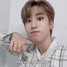 a young man with a ring on his finger and the words han eres de mati behind him