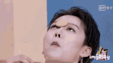 a person with a cookie on their forehead that says iqyi on it