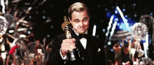 Leonardo Di Caprio Oscars GIF - Leonardo Di Caprio Oscars Trophy GIFs