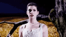 Anne Hathaway Dance GIF - Anne Hathaway Dance Weird Dance GIFs