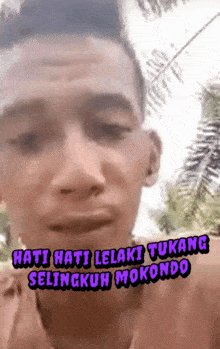 a close up of a man 's face with the words hati hati lelaki tukang selingkuh mokondo written above it