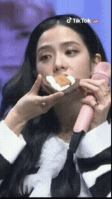 Jisoo Eating GIF - Jisoo Eating Blackpink GIFs