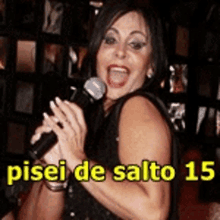 a woman singing into a microphone with the words pisei de salto 15 on the bottom