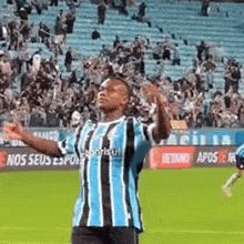 Obrigada Torcida Jogador Do Grêmio GIF - Obrigada Torcida Jogador Do Grêmio Braços Abertos GIFs