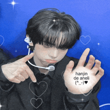 hanjin de aneli is written on the hand of a young boy