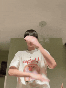 a person wearing a white t-shirt with a picture of a pig and the word espanol on it