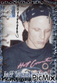 a man wearing a black shirt that says hot country