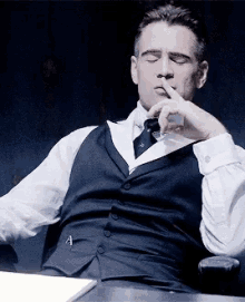 Colin Farrell Shhh GIF - Colin Farrell Shhh Fantastic Beasts And Where To Find Them GIFs