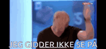 a man in a black shirt with the words jeg gidder ikke se pa on the bottom