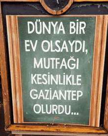 a chalkboard with the words dünya bir ev olsaydi mutfagi kesinlikle gaziantep olurdu