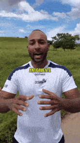 a man wearing a white shirt that says antigamente