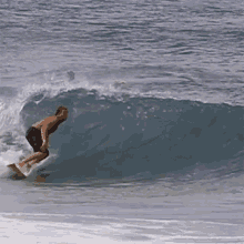 levando com a prancha de surf na cara flamboiar surfista caindo engolido pela onda surf