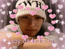 a person wearing glasses and a beanie with the words soy de dodisita on the bottom