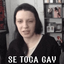 a woman says se toca gay while looking at the camera