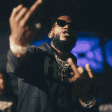 Middle Finger Gucci Mane GIF - Middle Finger Gucci Mane All Dz Chainz Song GIFs