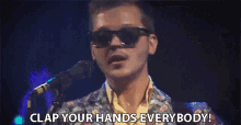 Clap Your Hands Everybody меджикул GIF - Clap Your Hands Everybody меджикул певец GIFs