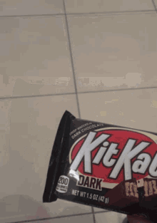 Kitkat Chocolate Bar GIF - Kitkat Chocolate Bar Kitkat Dark GIFs