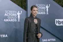 Margaret Qualley Laugh GIF - Margaret Qualley Laugh Awards Show GIFs