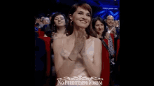 a woman applauds in front of a sign that says no perditempo forum on it