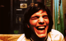 Ashton Kutcher Lacht - Lachflash GIF - Laugh Laughing Giggle GIFs
