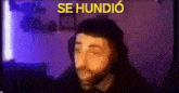 a blurry picture of a man with the words se hundio on the bottom right