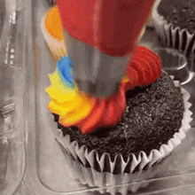 Cupcakes Icing GIF - Cupcakes Icing Rainbow GIFs